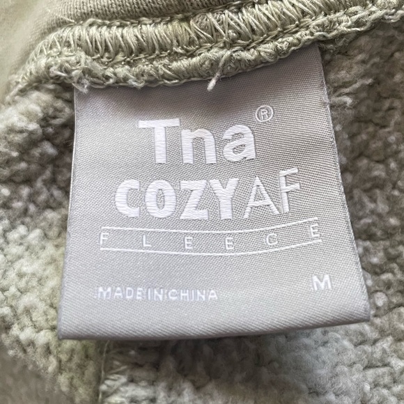 COZY FLEECE PERFECT HI-RISE 2" SWEATSHORT SIZE: M - Picture 2 of 7